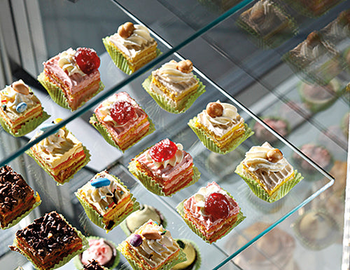 Panoramic refrigerated display case