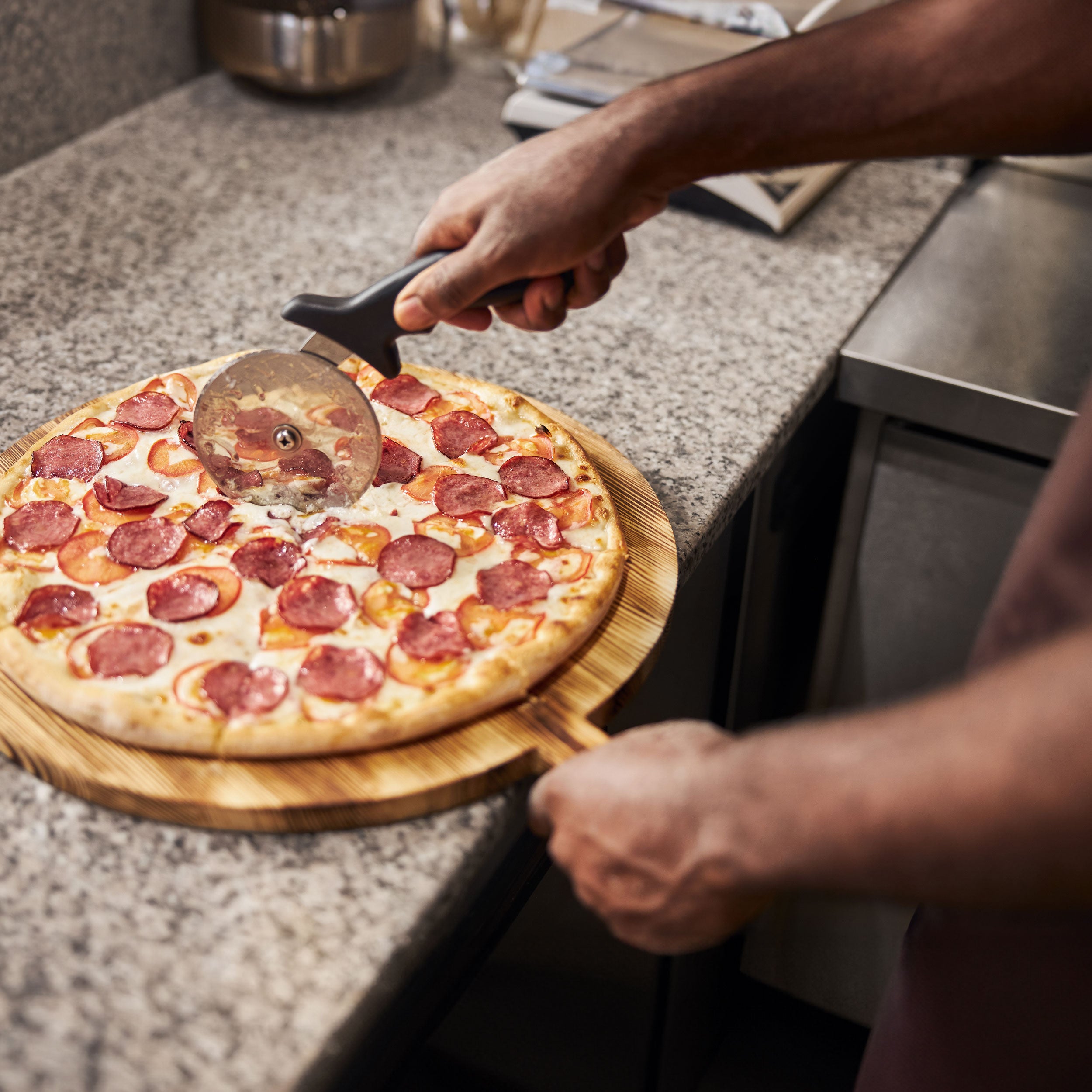 Refrigerated pizza table (EN) - with 2 doors and cooling upper display for 7x GN 1/4 containers